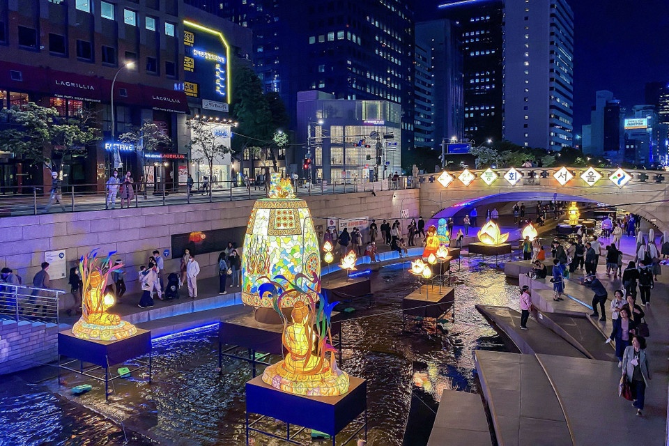 Triển lãm đèn lồng truyền thống tại suối Cheonggye ở trung tâm Seoul luôn thu hút rất đông người dân và người nước ngoài đến thưởng thức. (Ảnh: Anh Nguyên/TTXVN)