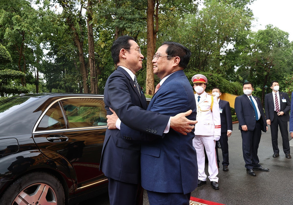 Thủ tướng Phạm Minh Chính đón Thủ tướng Nhật Bản Kishida Fumio. (Ảnh: Dương Giang/TTXVN)