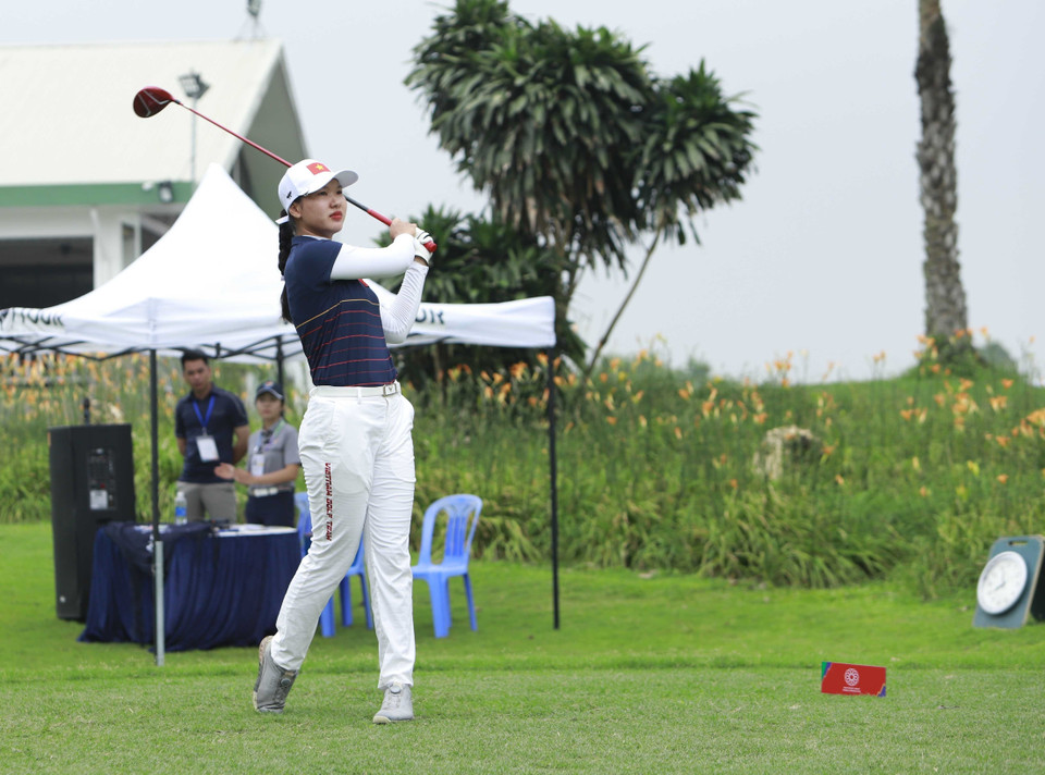 VĐV Phạm Thị Yến Vi (Việt Nam) thi đấu ở hố golf số 10 vòng 1 cá nhân nữ. (Ảnh: Hoàng Hùng/TTXVN)