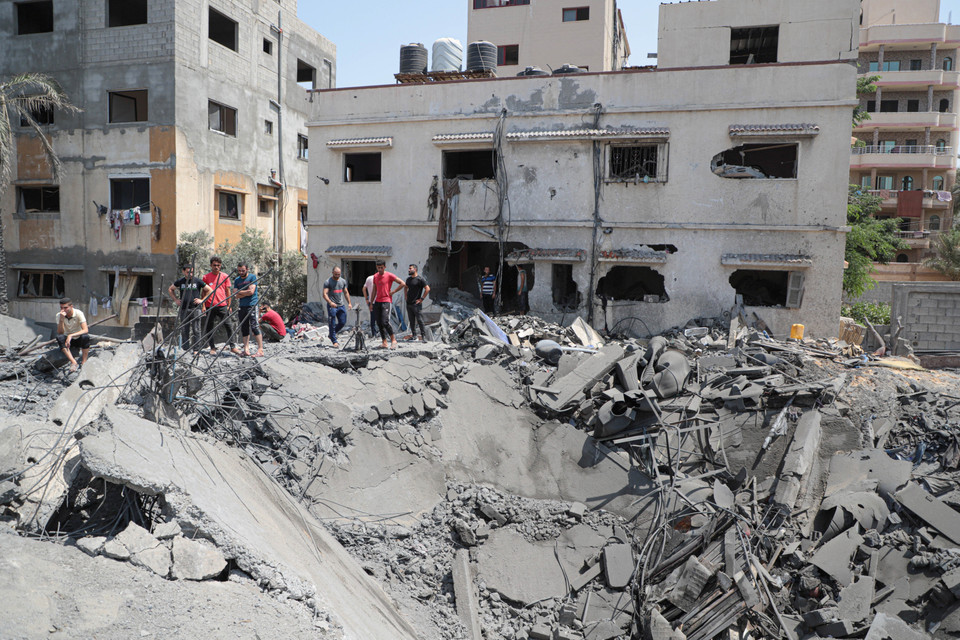 Giao tranh giữa Israel và nhóm Hồi giáo Jihad Palestine (PIJ) bắt đầu ở Dải Gaza từ ngày 5/8/2022, sau khi Tel Aviv tiến hành không kích ám sát chỉ huy cấp cao PIJ Taysir Al-Jaabari ở Gaza. Đáp trả, PIJ đã phóng nhiều loạt rocket về phía lãnh thổ của Israel. Sau đó, cả Israel và PIJ đều đồng ý với đề xuất ngừng bắn do Cairo làm trung gian vào ngày 7/8. Trong ảnh: Ngôi nhà bị phá hủy sau loạt không kích của Israel tại Gaza ngày 6/8/2022. (Ảnh: THX/TTXVN)