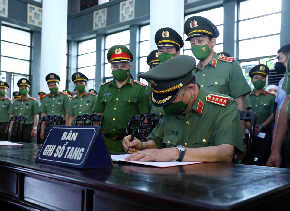 Đại tướng Tô Lâm, Ủy viên Bộ Chính trị, Bộ trưởng Bộ Công an ghi sổ tang tưởng niệm 3 chiến sỹ cảnh sát phòng cháy chữa cháy và cứu nạn cứu hộ hy sinh khi làm nhiệm vụ. (Ảnh: Phạm Kiên/TTXVN)