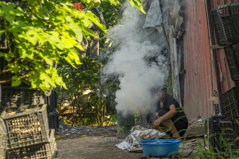Cuộc sống của không ít người dân hàng ngày phải sống tạm bợ trong những căn nhà nổi, nhà tự lắp ghép tự phát, lấn chiếm mặt nước của khu vực bãi sông Hồng. (Ảnh: Linh Khánh/TTXVN)