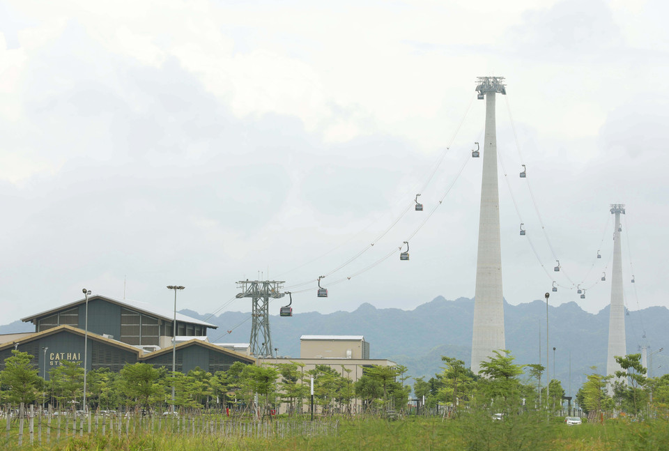 Nhà ga cáp treo Cát Hải, khởi đầu của hệ thống cáp treo dài 21 km giúp du khách có thêm thêm cơ hội trải nghiệm ngắm vẻ đẹp của đảo Cát Bà từ trên cao. (Ảnh: Hoàng Hiếu/TTXVN)
