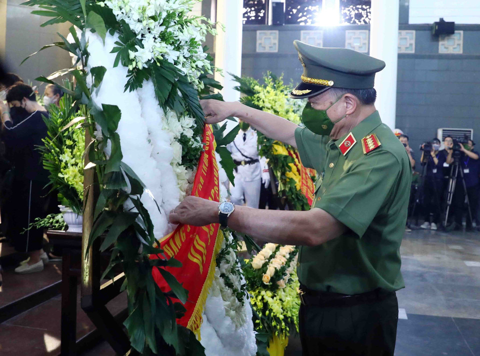 Đoàn đại biểu Đảng ủy, lãnh đạo Bộ Công an do Đại tướng Tô Lâm, Ủy viên Bộ Chính trị, Bộ trưởng Bộ Công an làm trưởng đoàn viếng 3 Liệt sỹ. (Ảnh: Phạm Kiên/TTXVN)