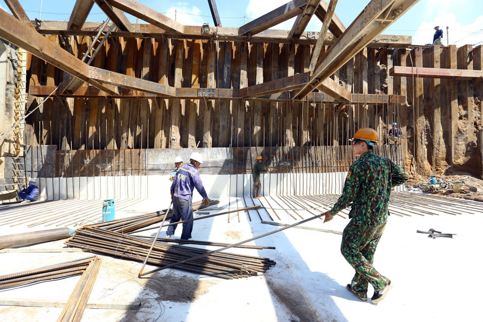 Hiện nay có 140 công nhân chia làm 3 ca thi công liên tục, phấn đấu đến 10/10/2022 thông xe hầm chui. (Ảnh: Huy Hùng/TTXVN)