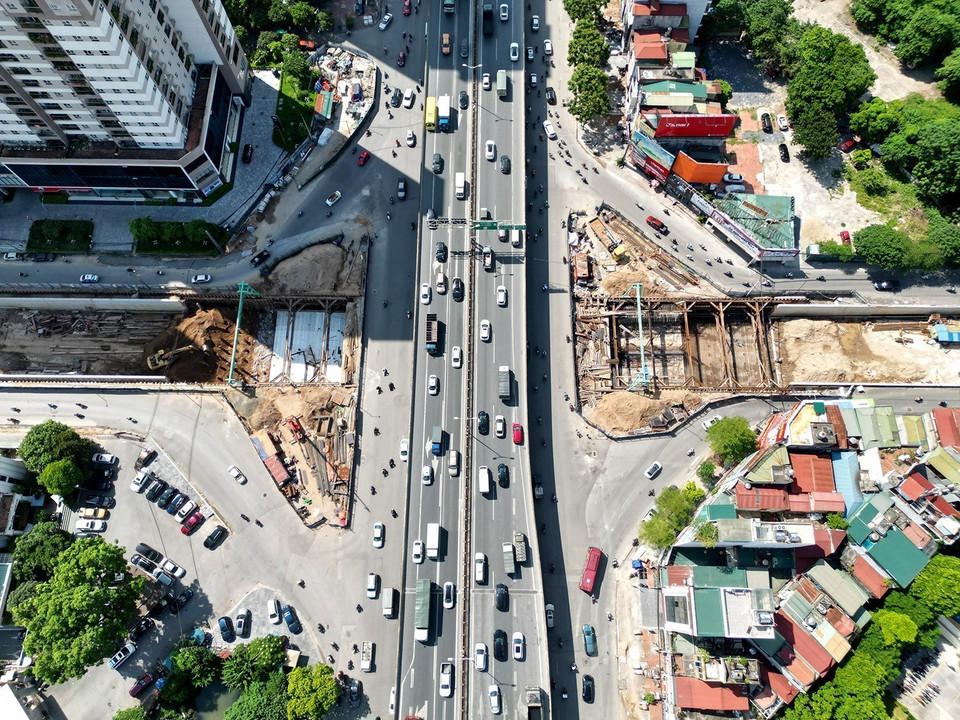 Hầm chui Lê Văn Lương có mặt cắt ngang gồm hai hầm riêng biệt, mỗi hầm có bề rộng 7,75m, gồm 2 làn xe cơ giới rộng 3,5 m/làn. (Ảnh: Tuấn Anh/TTXVN)