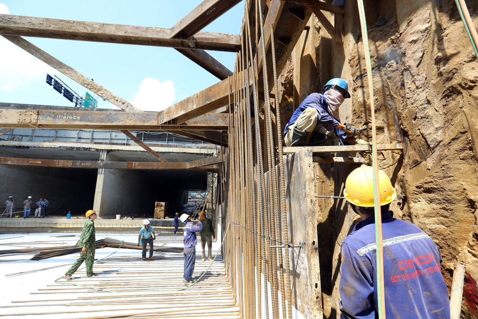 Lắp dựng khung chống, đập đầu cọc đốt hầm hở. (Ảnh: Huy Hùng/TTXVN)