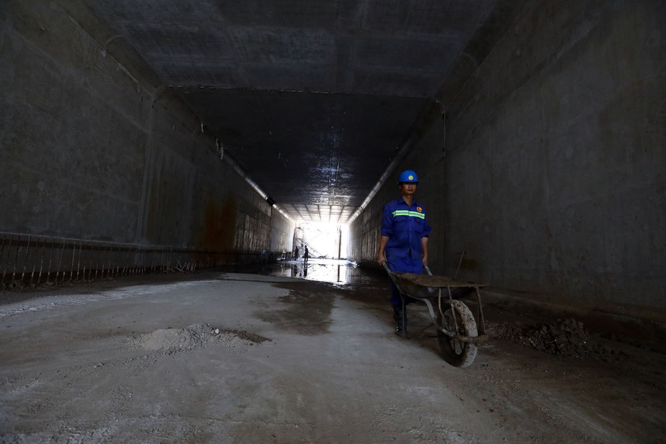 Tổng chiều dài hầm 475m, trong đó hầm kín dài 95m, hầm hở và gờ chắn bánh bố trí ở hai đầu dài 380m. (Ảnh: Huy Hùng/TTXVN)