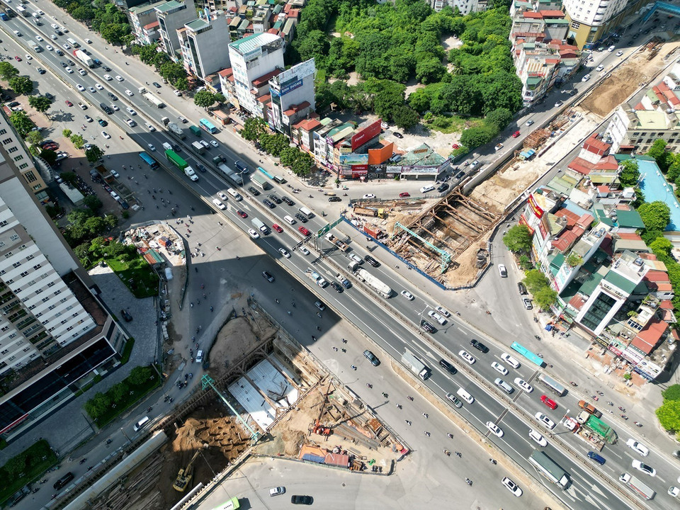 Hầm chui hoàn thành sẽ giải quyết cơ bản vấn đề ùn tắc giao thông tại nút giao Lê Văn Lương-Tố Hữu-Khuất Duy Tiến, nơi có mật độ giao thông lớn nhất Hà Nội, đồng thời từng bước hoàn chỉnh giao thông theo quy hoạch đã được Thủ tướng Chính phủ phê duyệt, góp phần đảm bảo, an ninh, trật tự an toàn giao thông và phát triển kinh tế xã hội của Thủ đô. (Ảnh: Tuấn Anh/TTXVN)