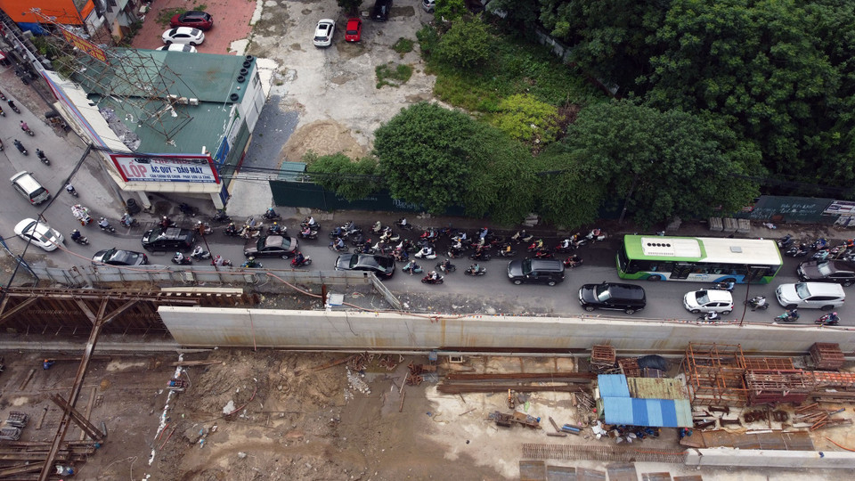 Tuyến đường Tố Hữu (quận Hà Đông) thường xuyên xảy ra ùn tắc vào bất kể các khung giờ bởi lòng đường bị "lô cốt" chiếm khá nhiều diện tích. (Ảnh: Huy Hùng/TTXVN)