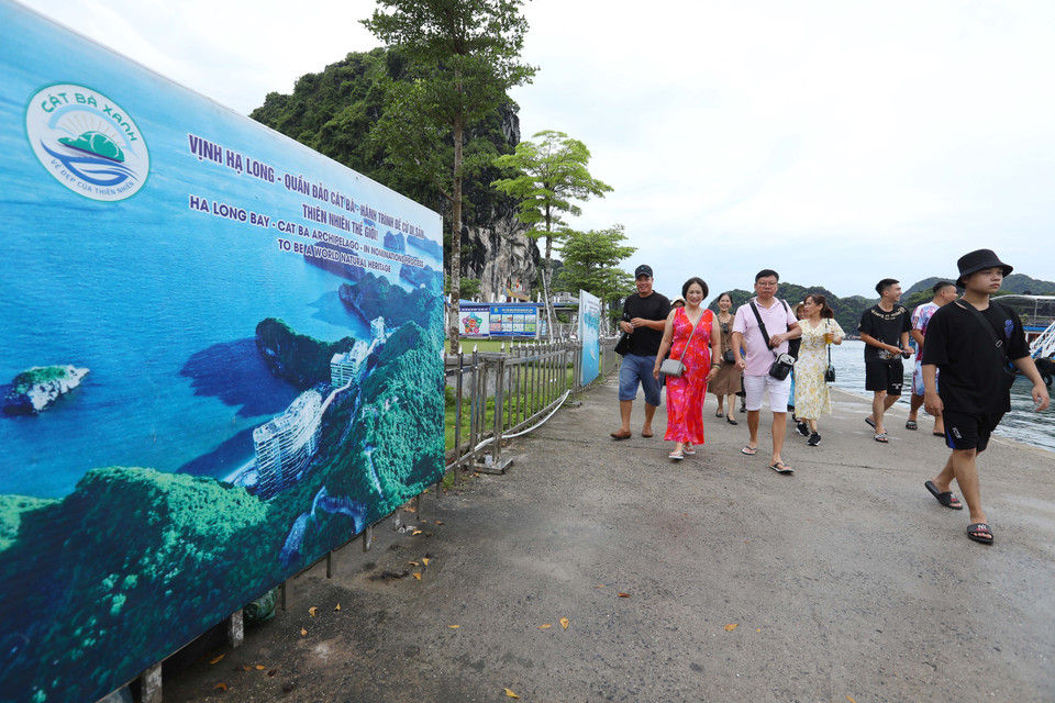 Du khách đến với Cát Bà, điểm đề cử Di sản Thiên nhiên Thế giới. (Ảnh: Hoàng Hiếu/TTXVN)