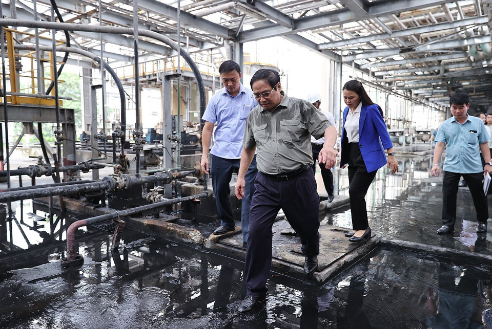 Thủ tướng Phạm Minh Chính kiểm tra hoạt động của Nhà máy Đạm Ninh Bình. (Ảnh: Dương Giang/TTXVN)