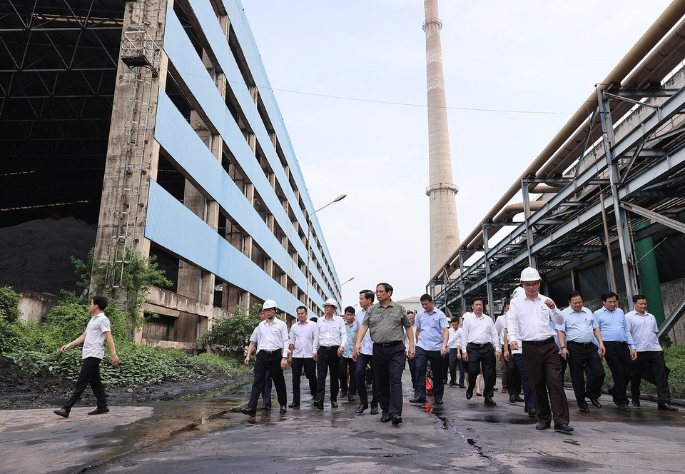 Chiều 13/8, Thủ tướng Phạm Minh Chính đến thăm, kiểm tra hoạt động của Nhà máy Đạm Ninh Bình thuộc Công ty Trách nhiệm hữu hạn Một thành viên Đạm Ninh Bình, tại Khu công nghiệp Khánh Phú, huyện Yên Khánh, tỉnh Ninh Bình. (Ảnh: Dương Giang/TTXVN)