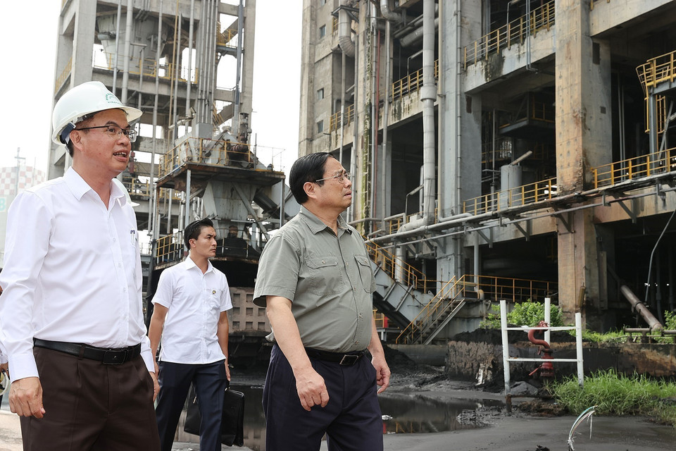 Thủ tướng kiểm tra hoạt động của Nhà máy Đạm Ninh Bình. (Ảnh: Dương Giang/TTXVN)