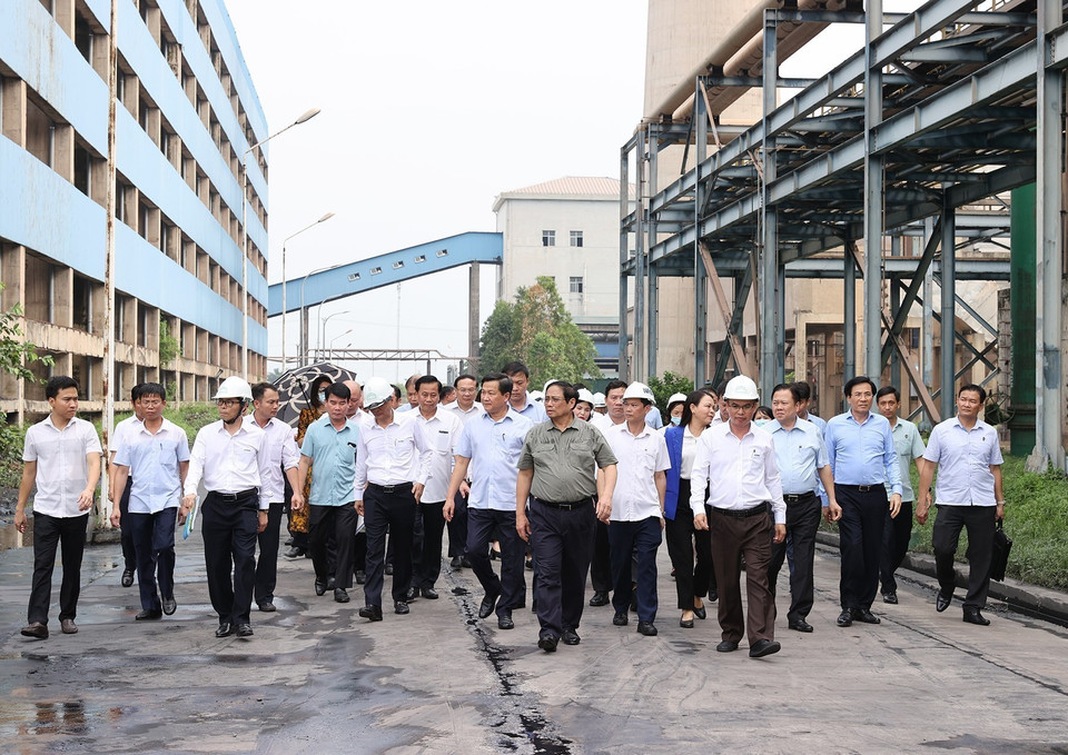 Thủ tướng Phạm Minh Chính kiểm tra hoạt động của Nhà máy Đạm Ninh Bình. (Ảnh: Dương Giang/TTXVN)