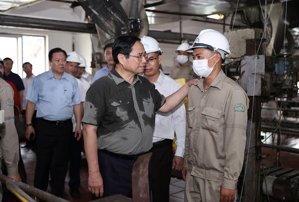 Thủ tướng Phạm Minh Chính thăm hỏi công nhân, người lao động của Nhà máy Đạm Ninh Bình. (Ảnh: Dương Giang/TTXVN)