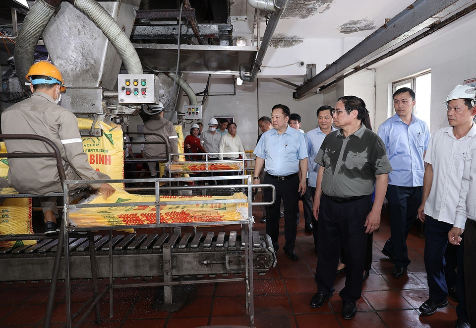 Thủ tướng Phạm Minh Chính thăm dây chuyền đóng bao phân bón Ure của Nhà máy Đạm Ninh Bình. Thủ tướng Phạm Minh Chính thăm dây chuyền đóng bao phân bón Ure của Nhà máy Đạm Ninh Bình. (Ảnh: Dương Giang/TTXVN)