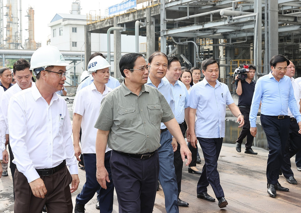 Thủ tướng Phạm Minh Chính kiểm tra hoạt động của Nhà máy Đạm Ninh Bình. (Ảnh: Dương Giang/TTXVN)