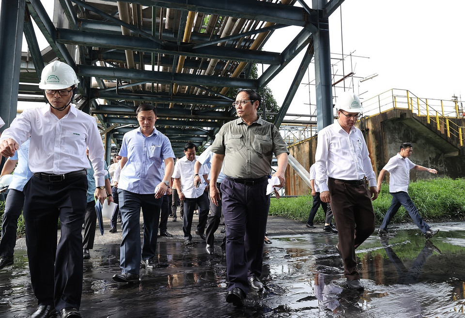 Thủ tướng Phạm Minh Chính kiểm tra hoạt động của Nhà máy Đạm Ninh Bình. (Ảnh: Dương Giang/TTXVN)
