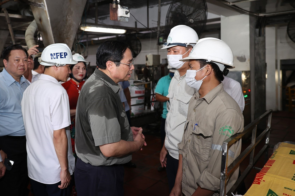 Thủ tướng Phạm Minh Chính thăm hỏi công nhân, người lao động của Nhà máy Đạm Ninh Bình. (Ảnh: Dương Giang/TTXVN)