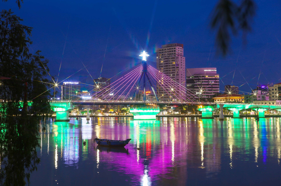 Cầu sông Hàn lung linh về đêm tạo điểm nhấn cho thành phố Đà Nẵng. (Ảnh: Trần Lê Lâm/TTXVN)