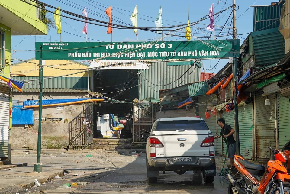 Theo ghi nhận thực tế, từ nhiều năm qua, môi trường tại khu đất bãi ven sông Hồng đã bị ô nhiễm từ rác thải và phế thải, vật liệu xây dựng chất đống bừa bãi. (Ảnh: Linh Khánh/TTXVN)