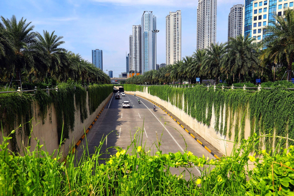 Hầm chui Trung Hòa hướng Đại lộ Thăng Long trở nên sạch đẹp nhờ những hàng cây xanh mát. (Ảnh: Huy Hùng/TTXVN)