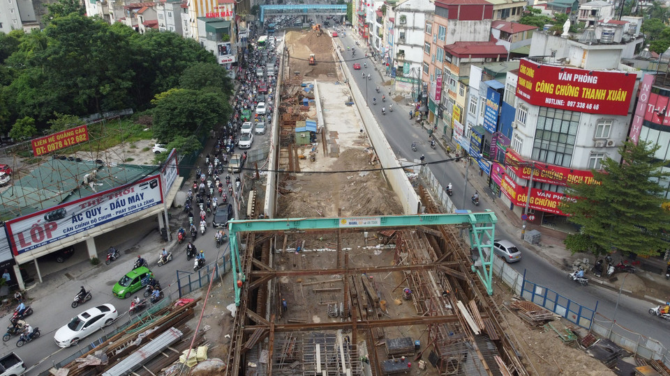Khu vực đường Tố Hữu được rào chắn để thi công hầm chui nút giao thông Khuất Duy Tiến - Lê Văn Lương - Tố Hữu. Việc thi công kéo dài đã làm ảnh hưởng đến giao thông tại khu vực. (Ảnh: Huy Hùng/TTXVN)