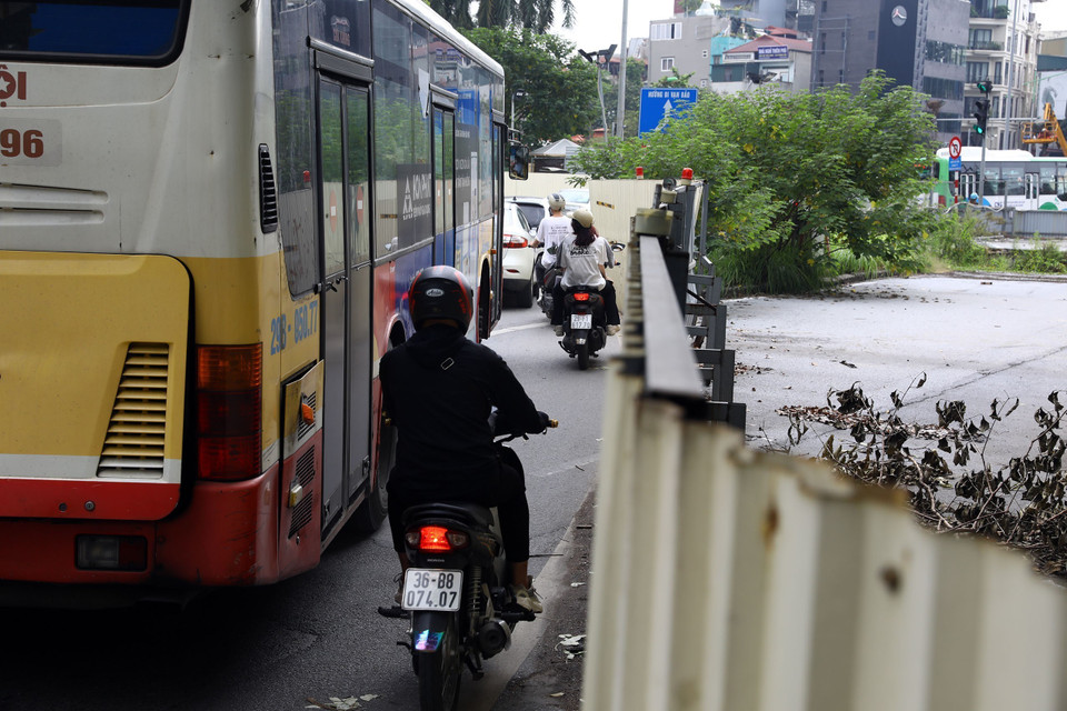 Tại đường Kim Mã (quận Ba Đình), công trường thi công ga ngầm metro Nhổn-ga Hà Nội vẫn ì ạch chậm tiến độ, rào chắn công trình xâm lấn một phần đường tạo thành nút thắt cổ chai khiến các phương tiện giao thông khó khi di chuyển trong nhiều năm nay. (Ảnh: Huy Hùng/TTXVN)