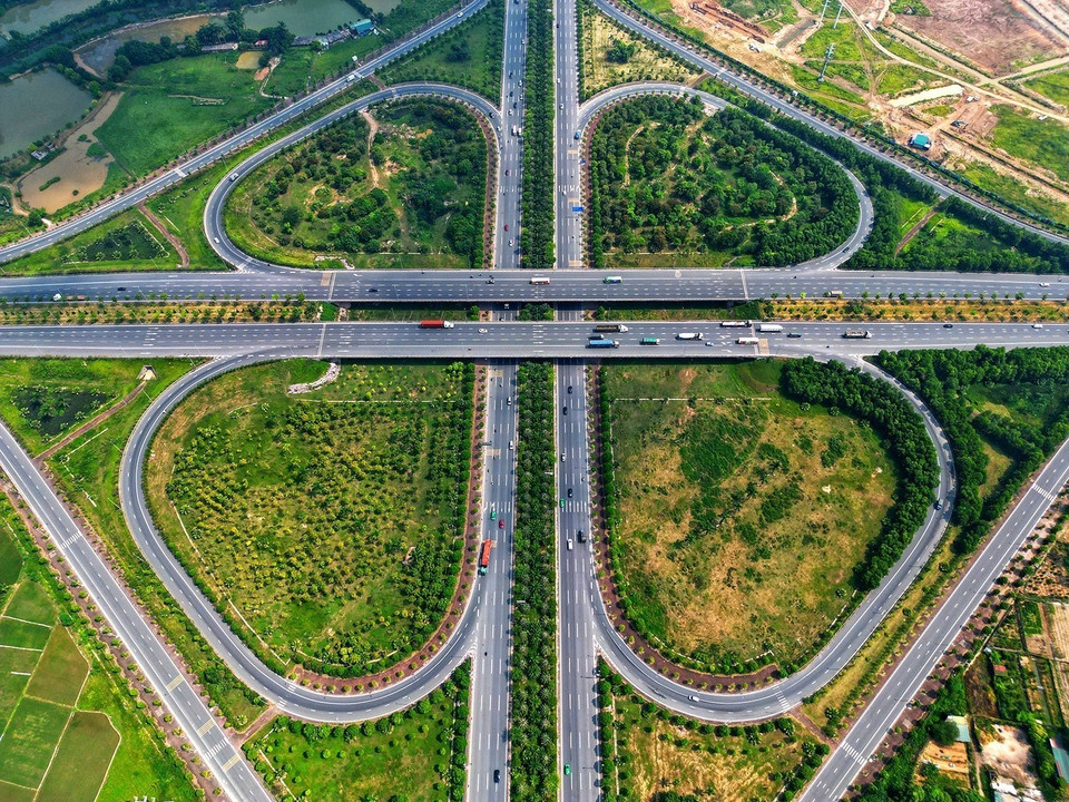 Việc tăng tỷ lệ không gian xanh cho thành phố, trồng cây cảnh tại các tuyến đường giao thông, vừa giúp giảm khói bụi, tiếng ồn, vừa nâng cao mỹ quan đô thị. (Ảnh: Tuấn Anh/TTXVN)