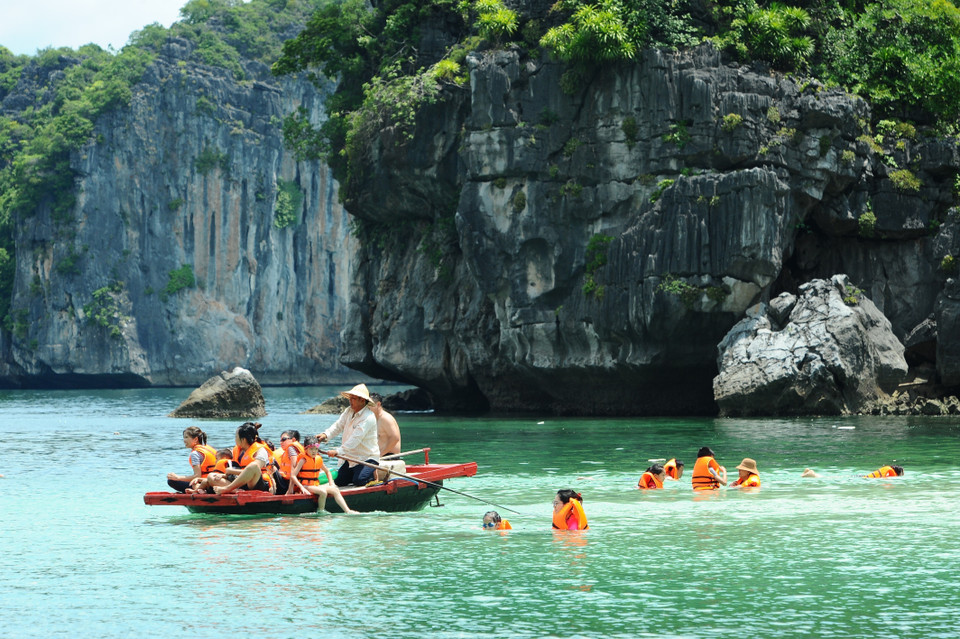 Khách khám phá Cát Bà bằng thuyền và có thể tắm biển bất cứ lúc nào. (Ảnh: Minh Đức/TTXVN)