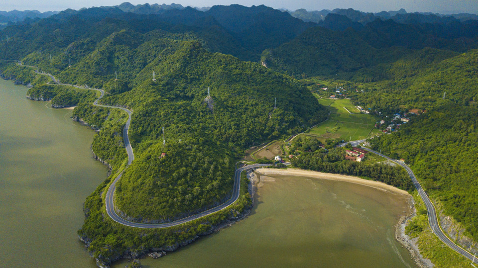 Đường ven biển Cát Bà dài khoảng 25km, kéo dài từ bến phà Cái Viềng vào trung tâm thị trấn Cát Bà trông như một dải lụa mềm và là một trong những cung đường ven biển đẹp nhất miền Bắc. (Ảnh: Minh Đức/TTXVN)