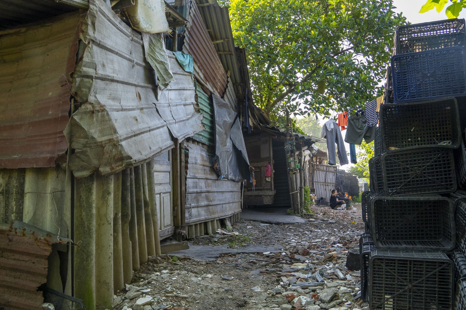 Quy hoạch phân khu đô thị sông Hồng tỷ lệ 1/5000 (đoạn từ cầu Hồng Hà đến cầu Mễ Sở) đã định hướng hai bên bờ sông Hồng là vùng trung tâm kinh tế của Thủ đô, đặt nền móng cho hình hài của thành phố ven sông trong tương lai - Hà Nội quay mặt vào dòng sông để phát triển, thay vì "quay lưng" phát triển về phía Tây. Đây là quyết tâm chính trị của Hà Nội vì khi quy hoạch được triển khai thực hiện sẽ liên quan đến nhiều người hiện đang sinh sống khổ cực ở khu vực ven sông từ 60-70 năm nay. Theo thống kê, có khoảng 243.670 người dân (tương ứng trên 66.000 hộ) nằm trong phạm vi quy hoạch và là đối tượng chính chịu ảnh hưởng trực tiếp từ đồ án này. (Ảnh: Linh Khánh/TTXVN)