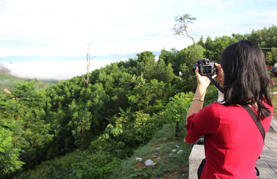 Du khách thích thú chụp ảnh mây trên đỉnh đèo Ba Cụm, huyện Khánh Sơn, tỉnh Khánh Hòa. (Ảnh: Phan Sáu/TTXVN)