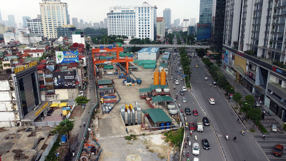 Việc chậm tiến độ đoạn ga S9 (đường Kim Mã) của tuyến đường sắt đô thị Nhổn - ga Hà Nội khiến đoạn "lô cốt" này tồn tại đã nhiều năm, làm phương tiện tham gia giao thông gặp khó, bởi đây là một trong những tuyến phố có mật độ phương tiện tham gia giao thông đông đúc. (Ảnh: Huy Hùng/TTXVN)