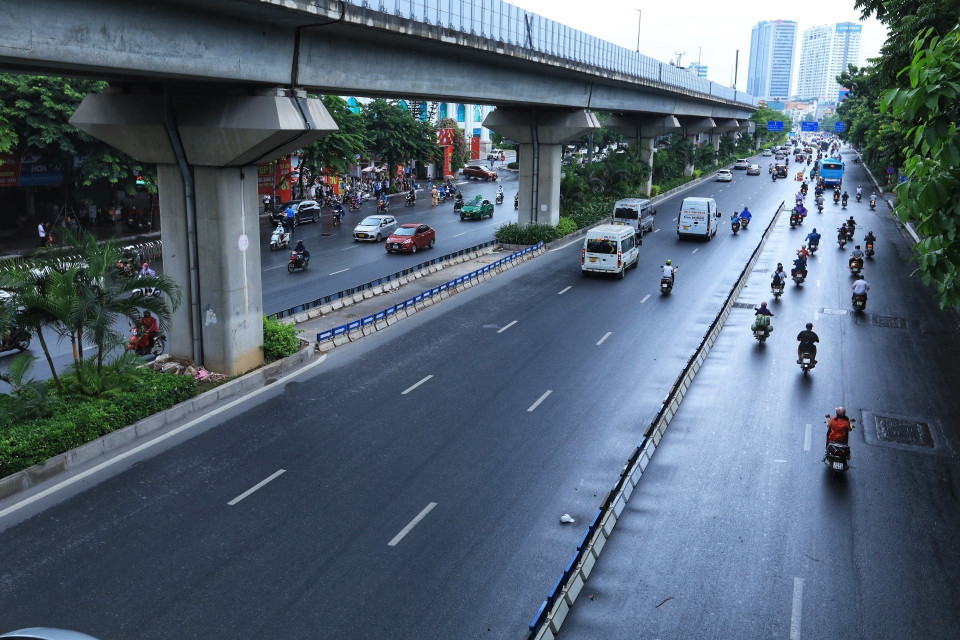 Đoạn thí điểm từ Ngã Tư Sở đến hầm chui Thanh Xuân (dài khoảng 1,5km), 2 làn sát vỉa hè sẽ dành cho xe máy, xe thô sơ và xe buýt hoạt động; 3-4 làn sát dải phân cách dành cho ôtô hoạt động. (Ảnh: Tuấn Anh/TTXVN)