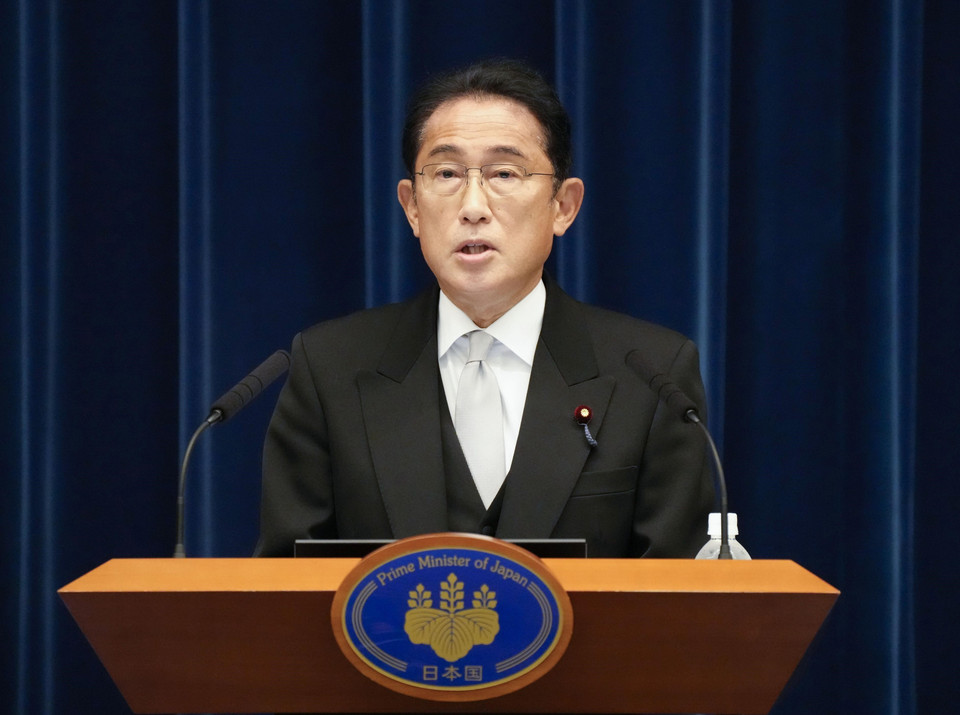 Ngày 10/8/2022, Thủ tướng Nhật Bản Kishida Fumio đã tiến hành cải tổ Nội các, trong đó chỉ giữ lại 5 vị trí chủ chốt và bổ sung thêm 9 gương mặt mới lần đầu tiên có mặt trong bộ máy Chính phủ. Trong ảnh: Thủ tướng Nhật Bản Kishida Fumio phát biểu tại cuộc họp báo ở Tokyo ngày 10/8/2022. (Ảnh: Kyodo/TTXVN)