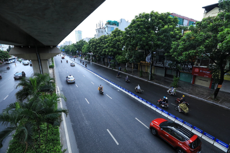Đoạn từ Ngã Tư Sở đến hầm chui Thanh Xuân (dài khoảng 1,5km), 2 làn sát vỉa hè sẽ dành cho xe máy, xe thô sơ và xe buýt hoạt động; 3-4 làn sát dải phân cách dành cho ôtô hoạt động. (Ảnh: Tuấn Anh/TTXVN)