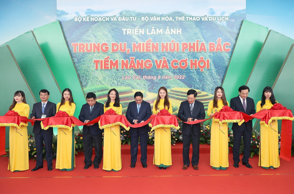 Thủ tướng Phạm Minh Chính và các đại biểu cắt băng khai mạc triển lãm ảnh “Trung du, miền núi phía Bắc tiềm văng và cơ hội.” (Ảnh: Dương Giang/TTXVN)