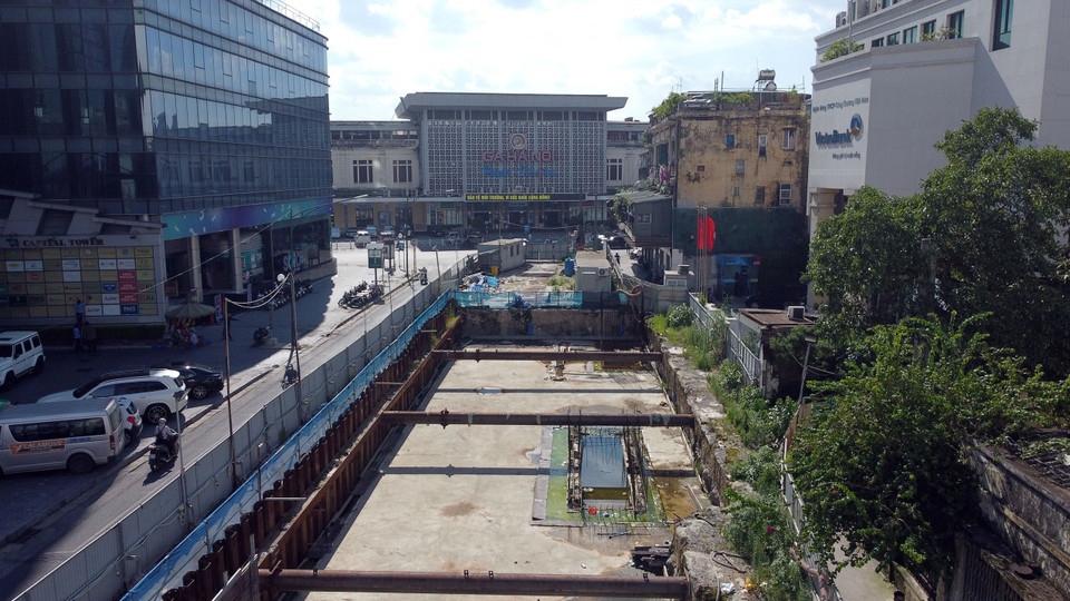 Cả một đoạn đường Trần Hưng Đạo (quận Hoàn Kiếm) được rào chắn để thi công nhà ga ngầm của tuyến đường sắt đô thị Nhổn-ga Hà Nội. (Ảnh: Huy Hùng/TTXVN)