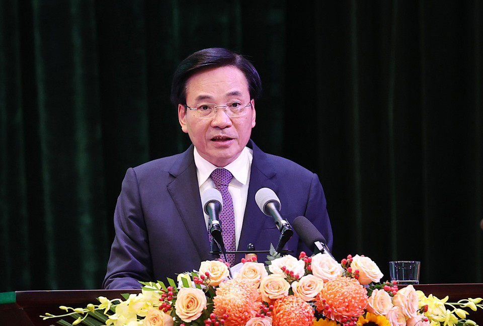 Bộ trưởng, Chủ nhiệm Văn phòng Chính phủ Trần Văn Sơn công bố Nghị quyết số 96 ngày 01/8/2022 của Chính phủ về Chương trình hành động thực hiện Nghị quyết số 11 của Bộ Chính trị và các tiềm năng, cơ hội phát triển. Ảnh: Dương Giang-TTXVN