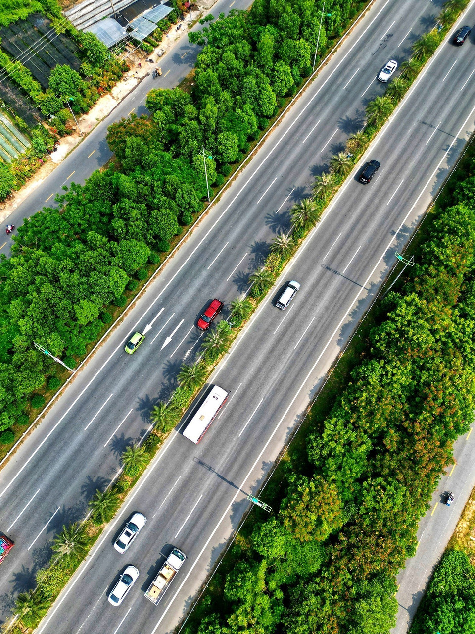 Cây xanh phủ dọc tuyến đường Võ Chí Công. (Ảnh: Tuấn Anh/TTXVN)