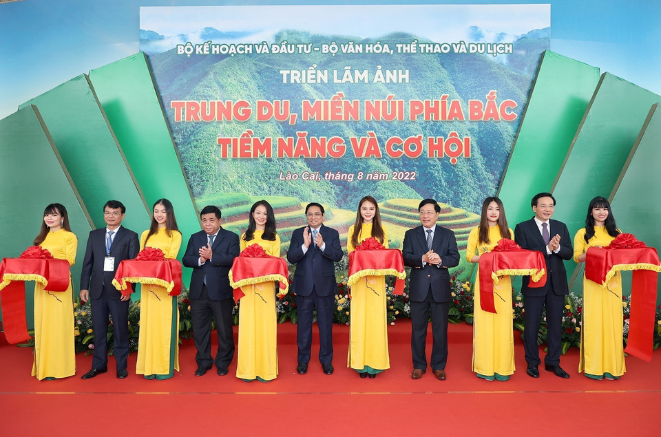 Thủ tướng Phạm Minh Chính và các đại biểu cắt băng khai mạc triển lãm ảnh “Trung du, miền núi phía Bắc tiềm văng và cơ hội.” (Ảnh: Dương Giang/TTXVN)