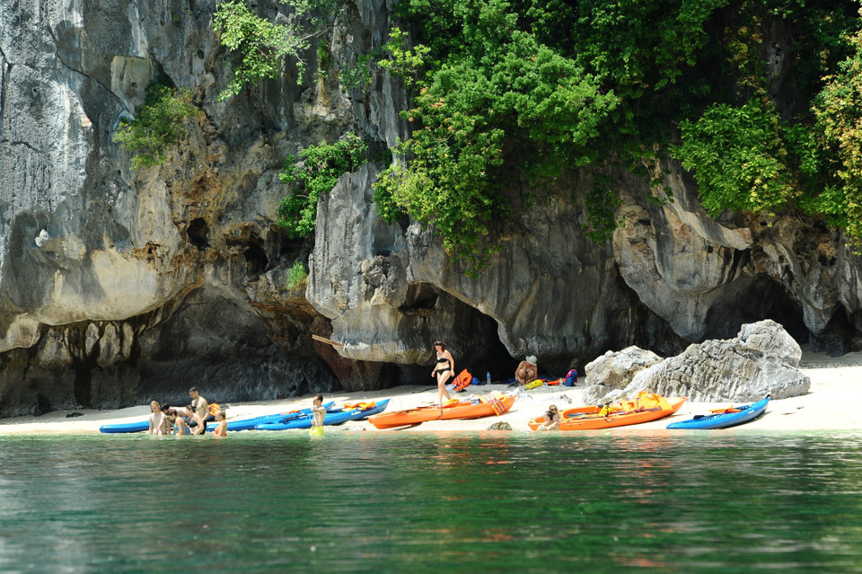 Biển Cát Bà trong xanh với những bãi cát trắng mịn màng để du khách có thể tắm, chơi đùa trên cát hay phơi mình đón bình minh và ngắm Mặt Trời lặn. (Ảnh: Minh Đức/TTXVN)