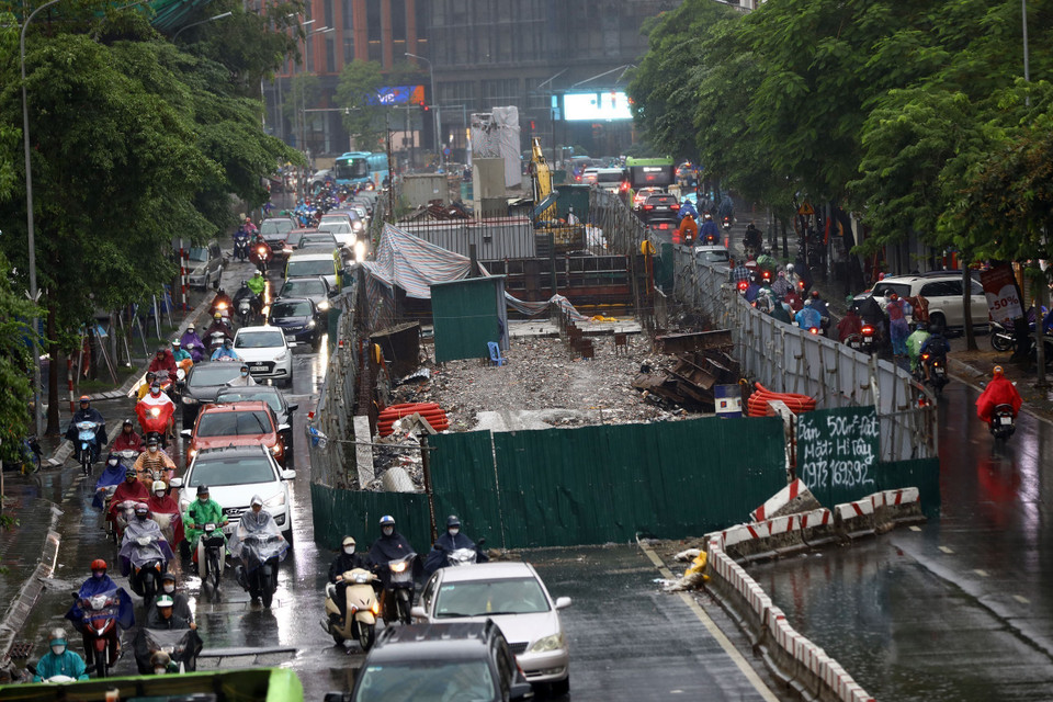Để phục vụ cho việc thi công cầu vượt Chùa Bộc - Phạm Ngọc Thạch (quận Đống Đa), đơn vị thi công đã rào chắn một phần đường Phạm Ngọc Thạch và Chùa Bộc khiến các phương tiện giao thông di chuyển gặp khó khăn ngay cả khi không phải giờ cao điểm. (Ảnh: Huy Hùng/TTXVN)