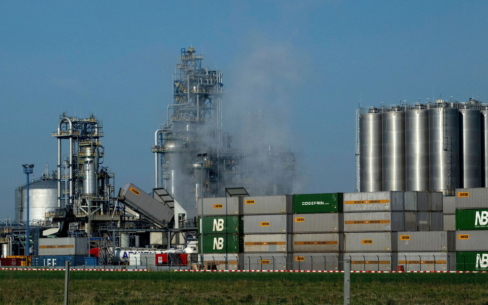 Theo công báo chính thức của Liên minh châu Âu (EU) ra ngày 8/8/2022, kế hoạch của EU về cắt giảm tiêu thụ khí đốt trên toàn khối ở mức 15%, nhằm ứng phó với cuộc khủng hoảng năng lượng, sẽ có hiệu lực vào ngày 9/8. Các nước thành viên sẽ nỗ lực hết sức để cắt giảm tiêu thụ khí đốt ở mức ít nhất 15% vào giai đoạn từ giữa tháng 8 đến tháng 3/2023, dựa trên mức tiêu thụ trung bình của 5 năm trước. Trong ảnh: Cơ sở lọc dầu OMV của Áo ở gần Vienna, ngày 3/5/2022. (Ảnh: AFP/TTXVN)