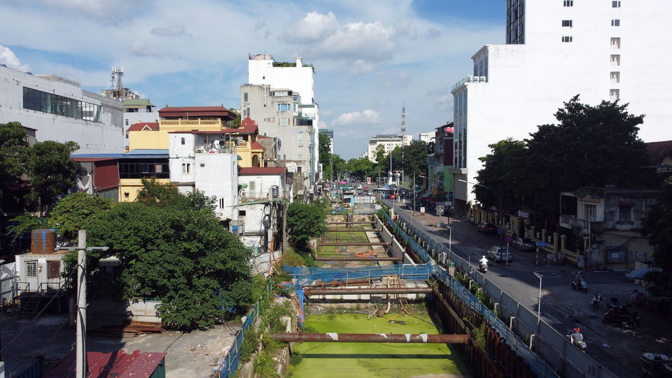 Cả một đoạn đường Trần Hưng Đạo (quận Hoàn Kiếm) được rào chắn để thi công nhà ga ngầm của tuyến đường sắt đô thị Nhổn-ga Hà Nội. Do một số lý do, công trình sau 1 năm nghỉ thi công, đến giờ mới đang được khởi động trở lại. (Ảnh: Huy Hùng/TTXVN)