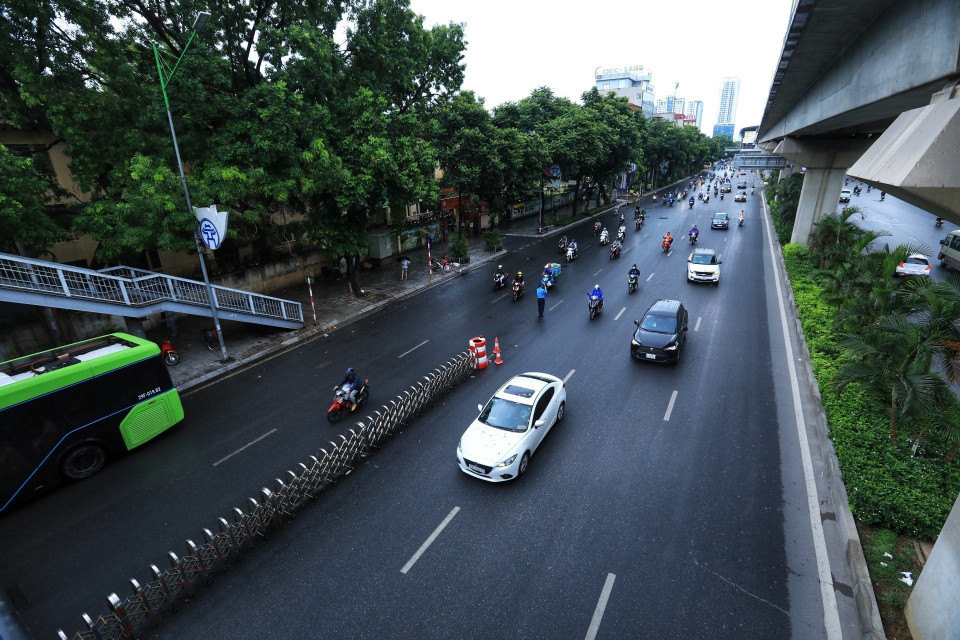 Dải phân cách cứng được đặt trên đường Nguyễn Trãi đoạn gần Ngã Tư Sở. (Ảnh: Tuấn Anh/TTXVN)