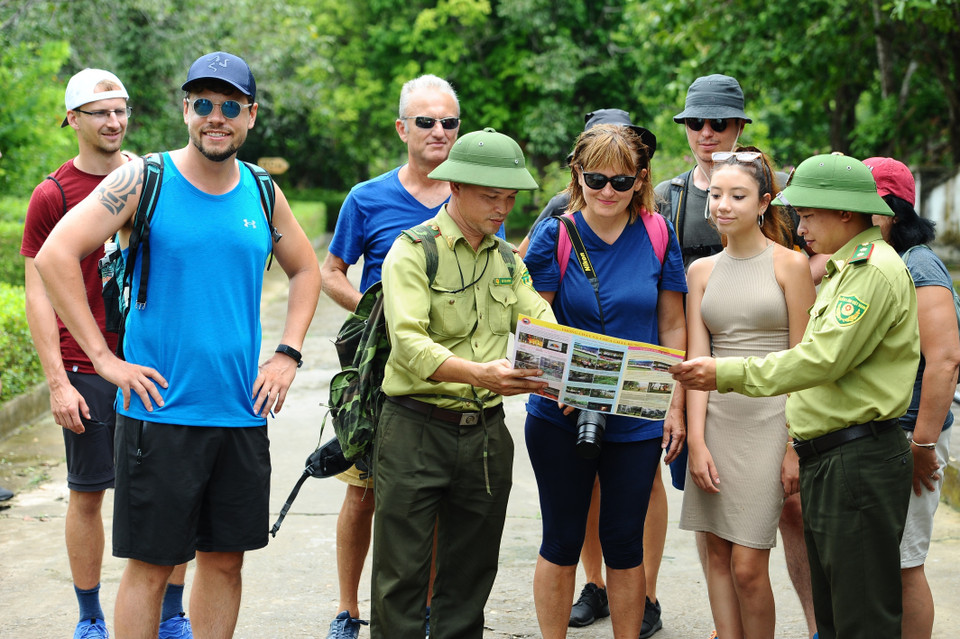 Lực lượng kiểm lâm tuyên truyền công tác bảo tồn thiên nhiên cho du khách. (Ảnh: Minh Đức/TTXVN)