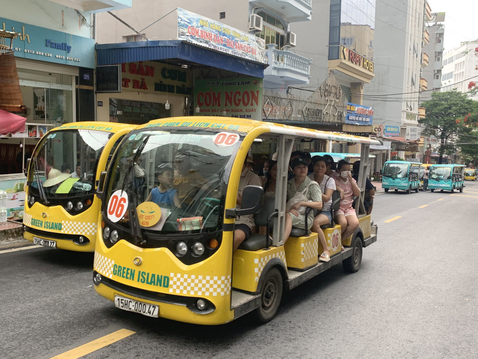 Cát Bà là một điểm đến được nhiều du khách trong và ngoài nước lựa chọn. (Ảnh: Minh Đức/TTXVN)